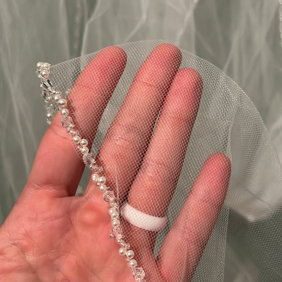 Gorgeous, sheer, chapel length bridal veil - Picture 4 of 4